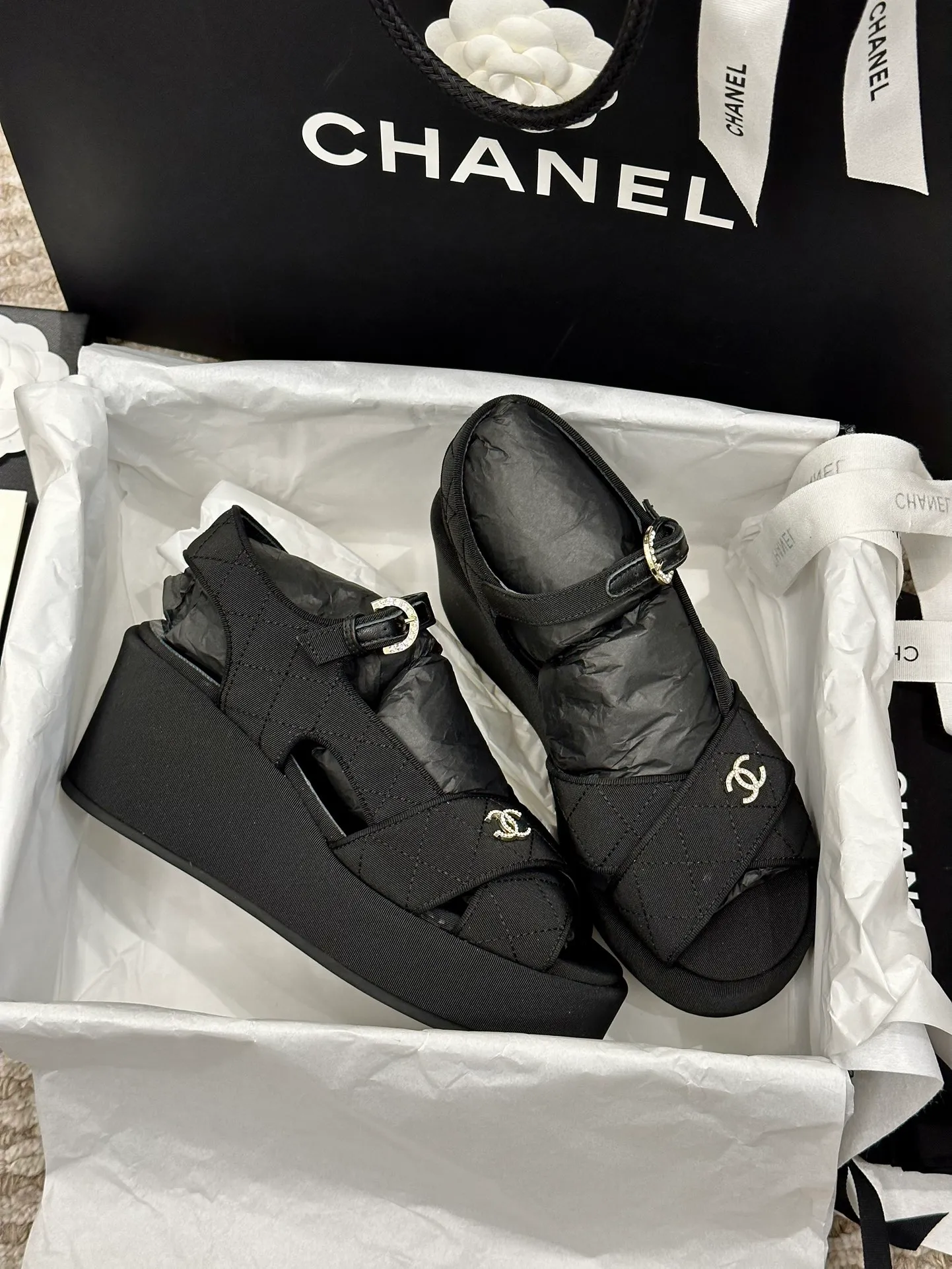 👟👟Ex-factory price 480👟👟 CHANEL C Jia Xiaoxiang 23ss new wedge heel open toe high heel sandals. Top counter quality. The moment you put it on your feet, it is still super stunning. 🔥All materials are customized according to the original version! Upper: imported first-layer calfskin/imported fragrant cloth/ lining: imported sheepskin, foot pad: sheepskin sole: outsole imported from Italy Size number: 34-40